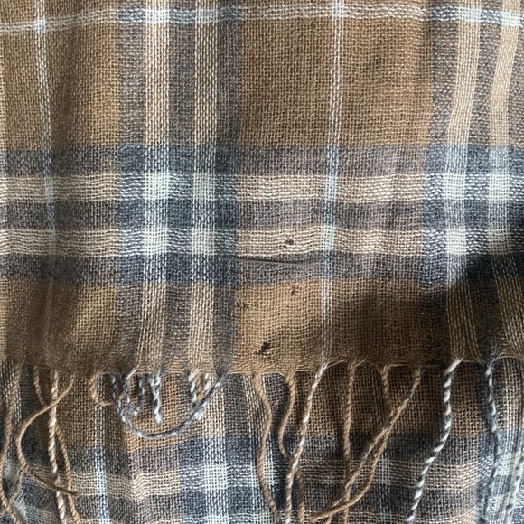 BURBERRY LONDON SEMI-SHEER Large 32” x 83” CHECK WRAP / SCARF, 100% cashmere - Picture 13 of 13